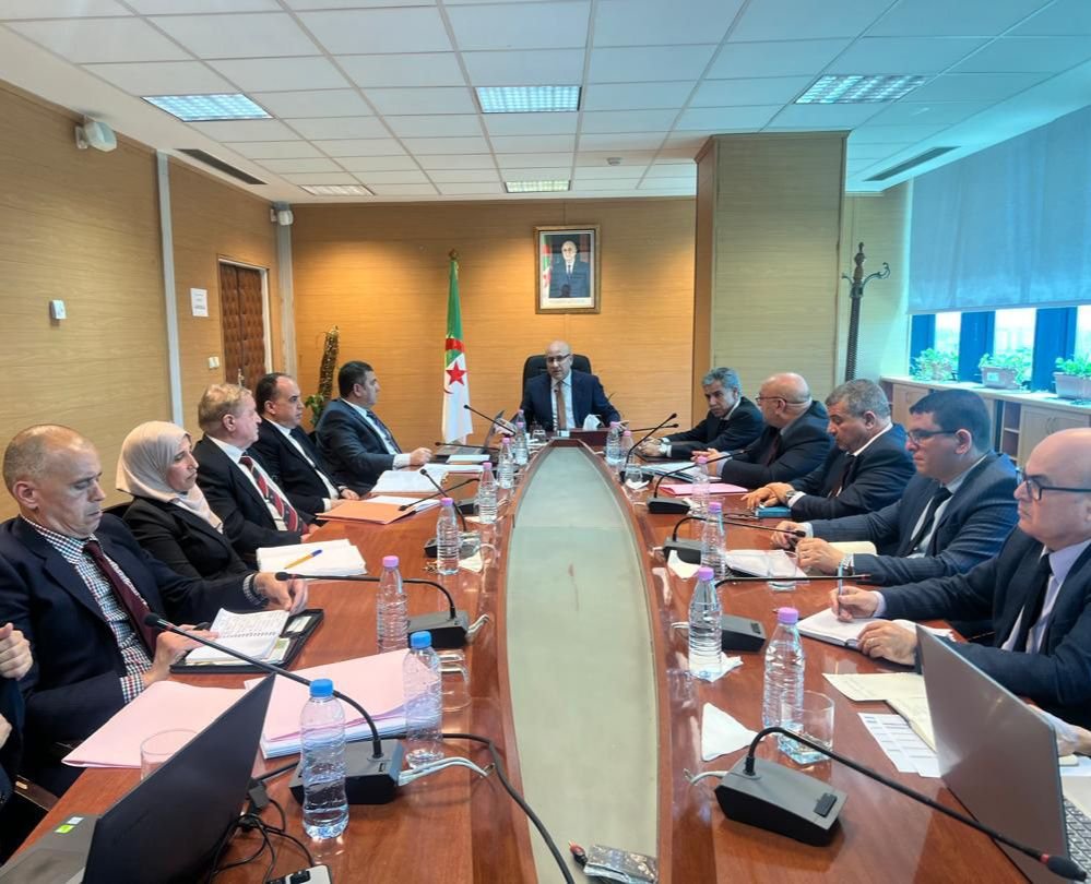 وزير التجارة يترأس اجتماعًا لتقييم مشاريع القطاع ويشدد على جاهزية الهياكل وتحسين أوضاع العمال