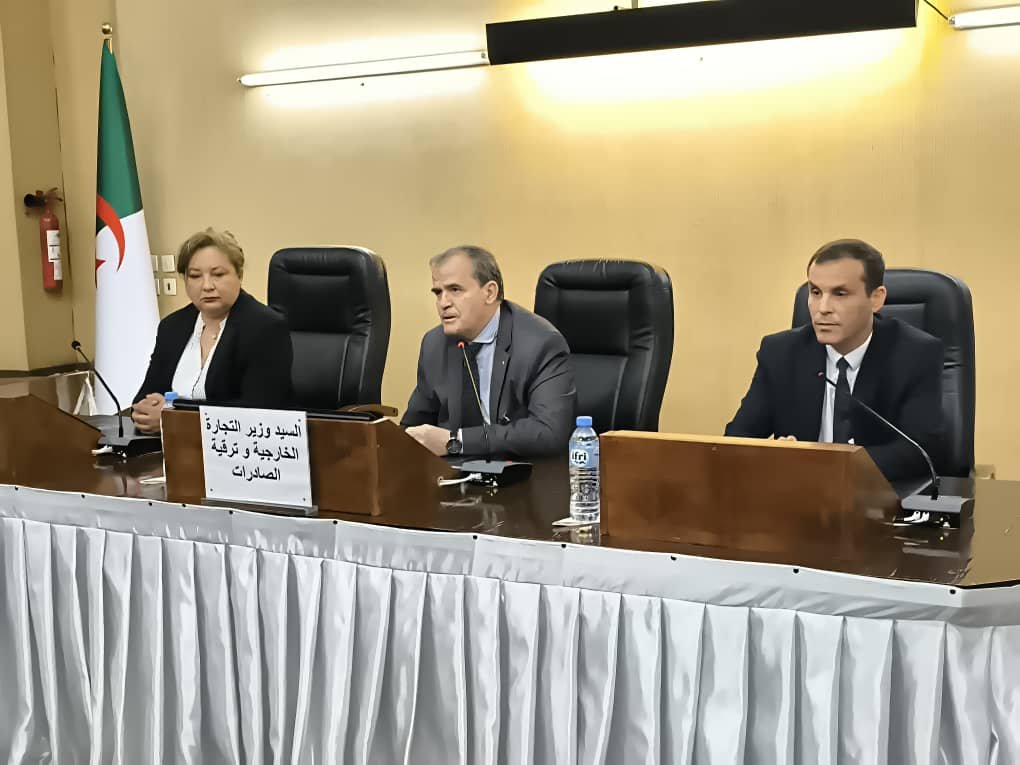 وزارة التجارة الخارجية تسلّم أول دفعة من وثائق التوطين البنكي لـ230 مستوردًا للتجهيزات