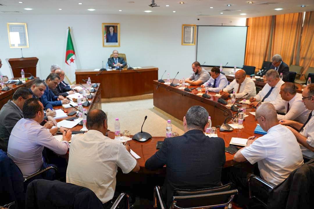 وزير الصناعة يؤكد على رقمنة القطاع وتطوير المشاريع الصناعية لرفع مساهمة الاقتصاد الوطني