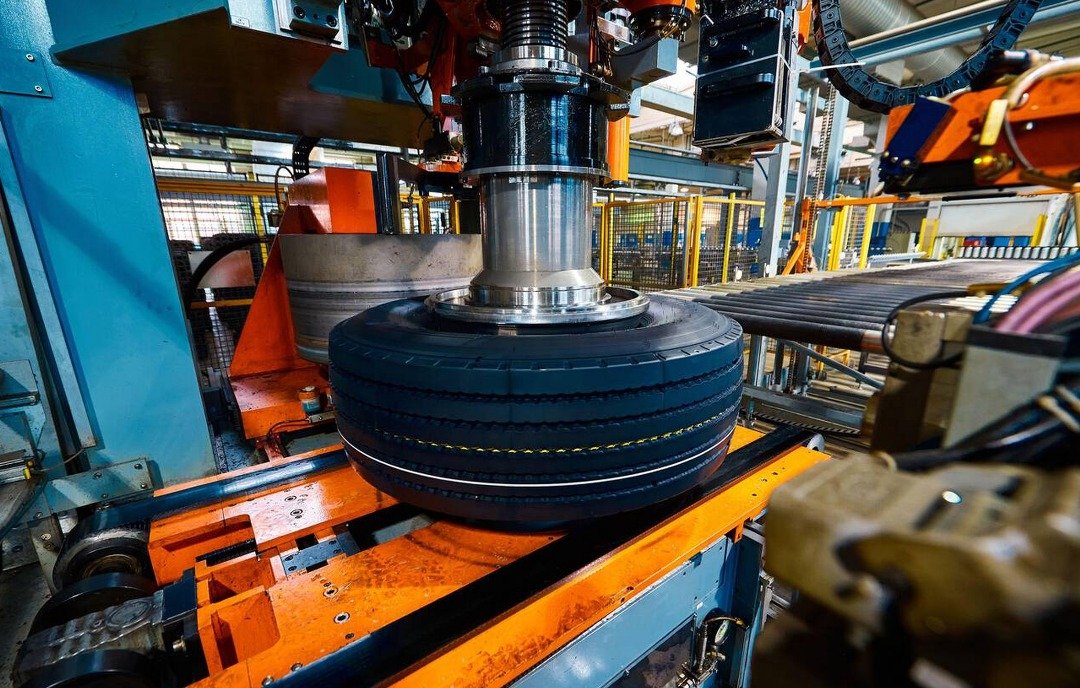 وهران تحتضن أكبر مصنع وطني لإنتاج العجلات بتكنولوجيا الثورة الصناعية الرابعة