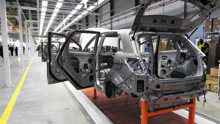 الجزائر تُطلق حملة وطنية لتجنيد الكفاءات في مجال صناعة السيارات وقطع الغيار