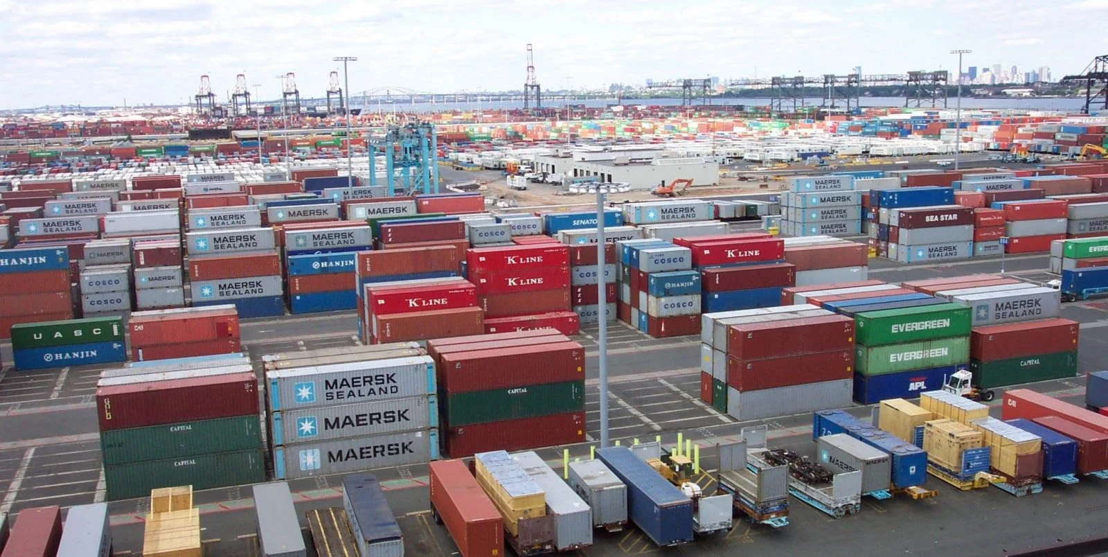 الجزائر تمدد آجال تسوية ملفات الاستيراد